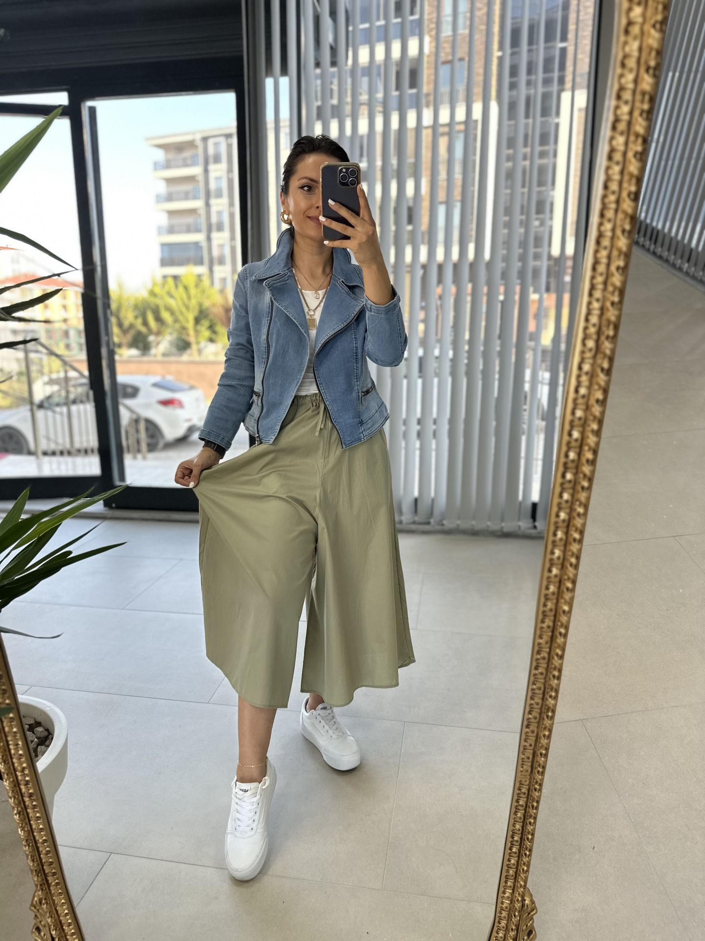 Khakifarbene Hose mit Rock