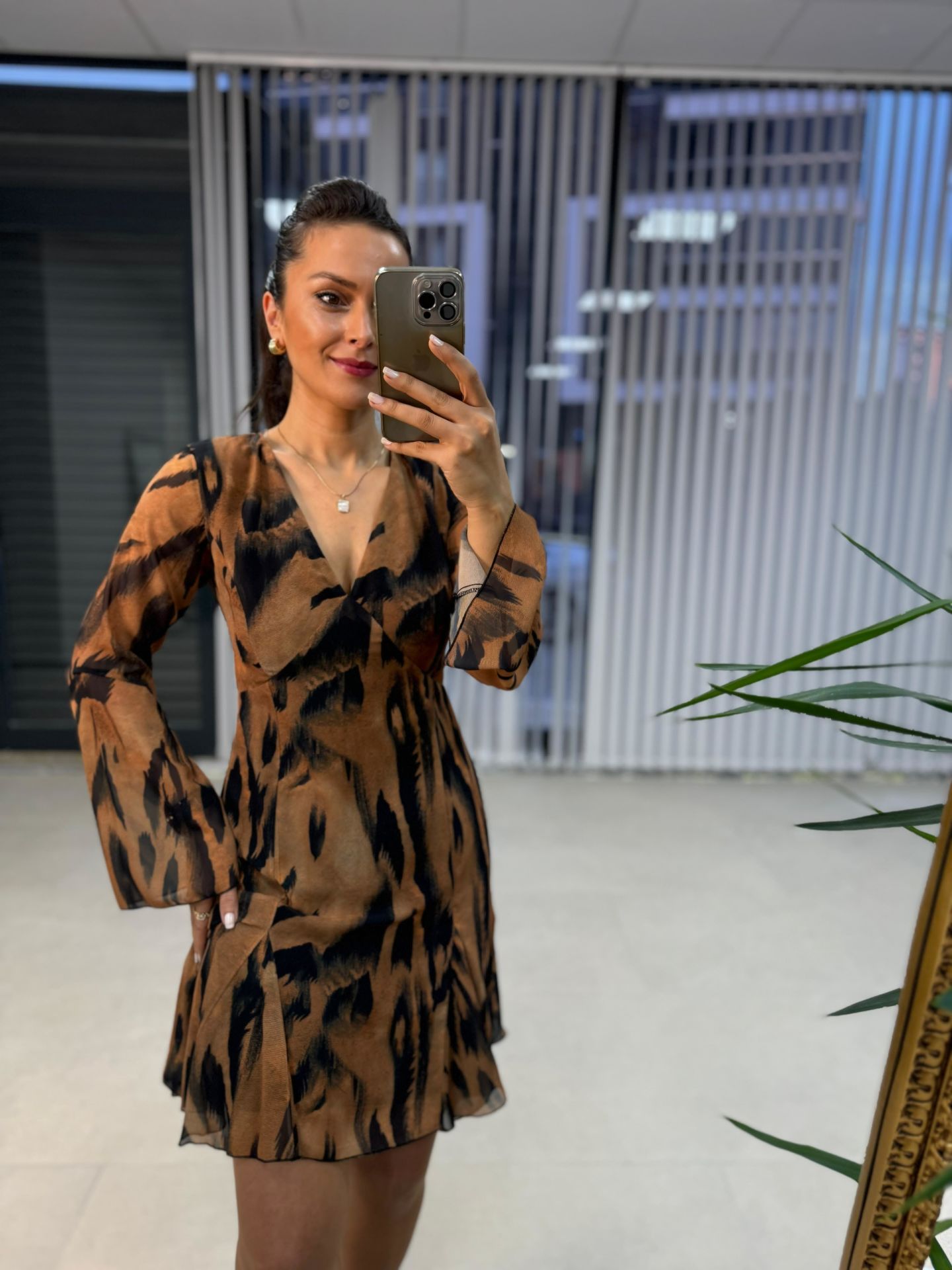 Mc-Chiffonkleid mit Zebramuster und Volantsaum