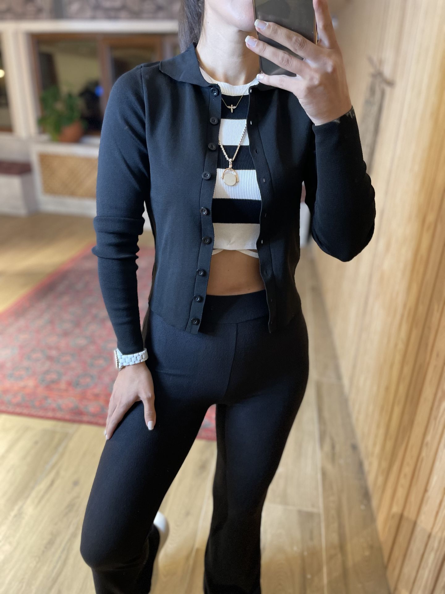 Strickjacke aus Stahl mit schwarzen und weißen Knöpfen