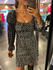 Siyah beyaz ön arka kare yaka elbise