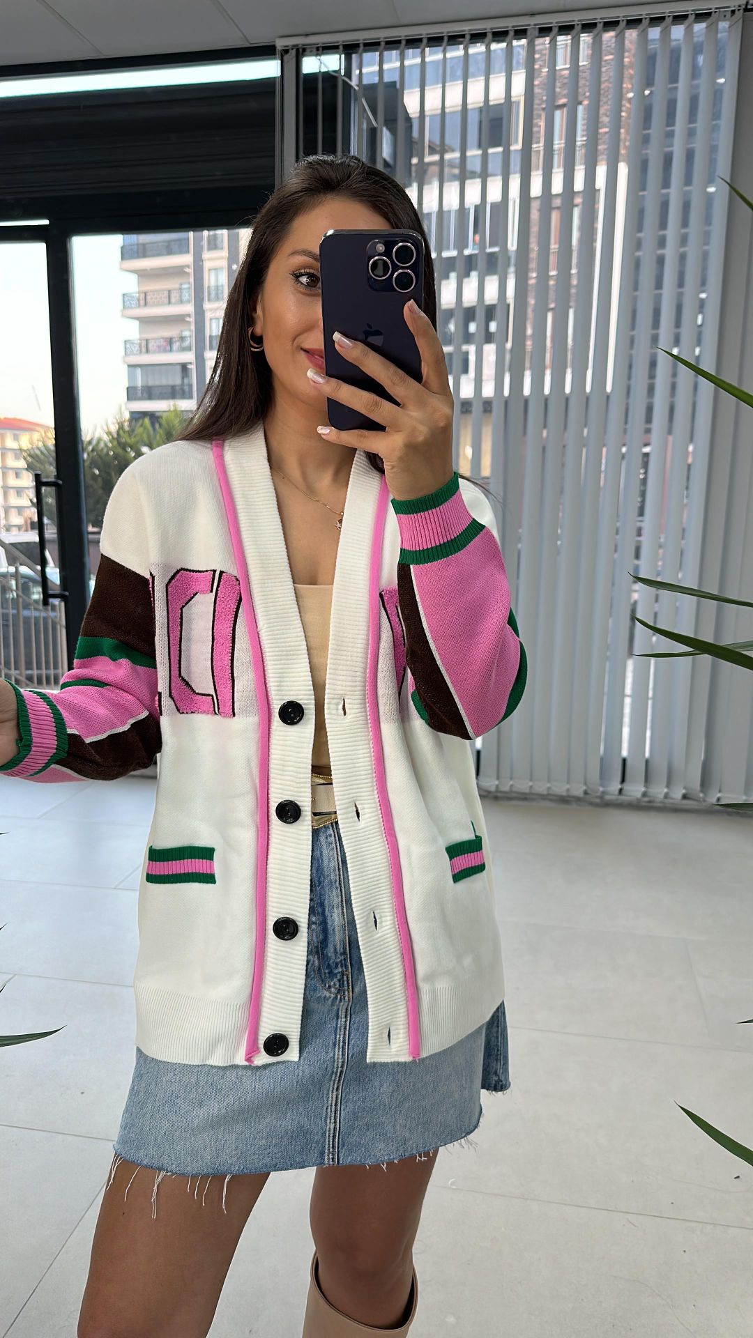 Weiß-rosa Übergangs-Cardigan