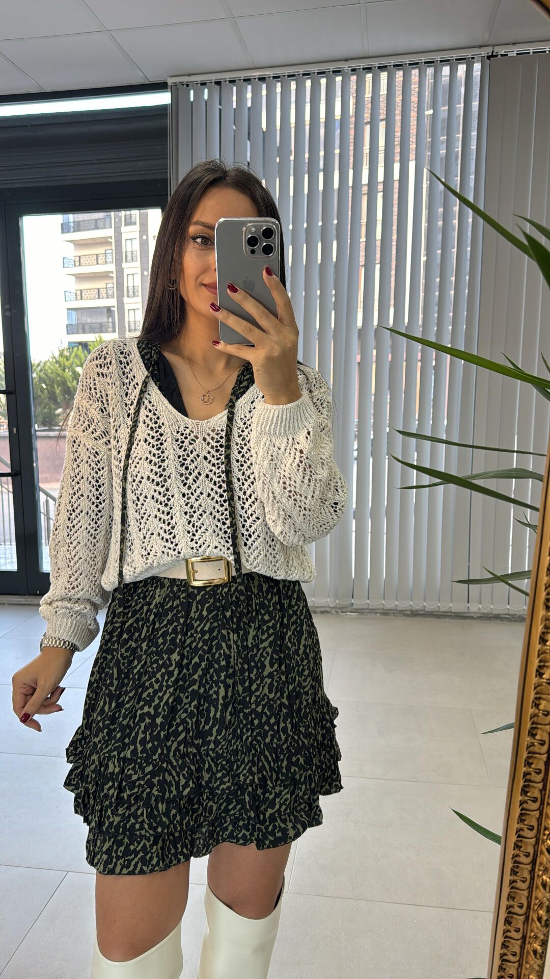 Sg Ajurlu v Yaka Krem Triko