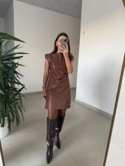 Bb 30535 Omuz Vatkalı Kahve Bel Drapeli Deri Elbise