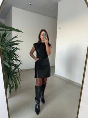 Bb 30535 Omuz Vatkalı Siyah Bel Drapeli Deri Elbise