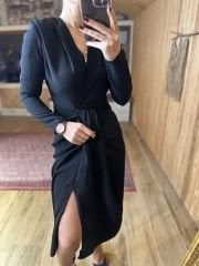 Yırtmaç detaylı siyah midi crep elbise