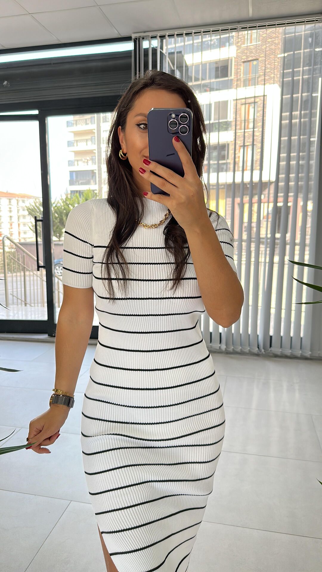 Kurzärmliges, weiß gestreiftes Strickkleid