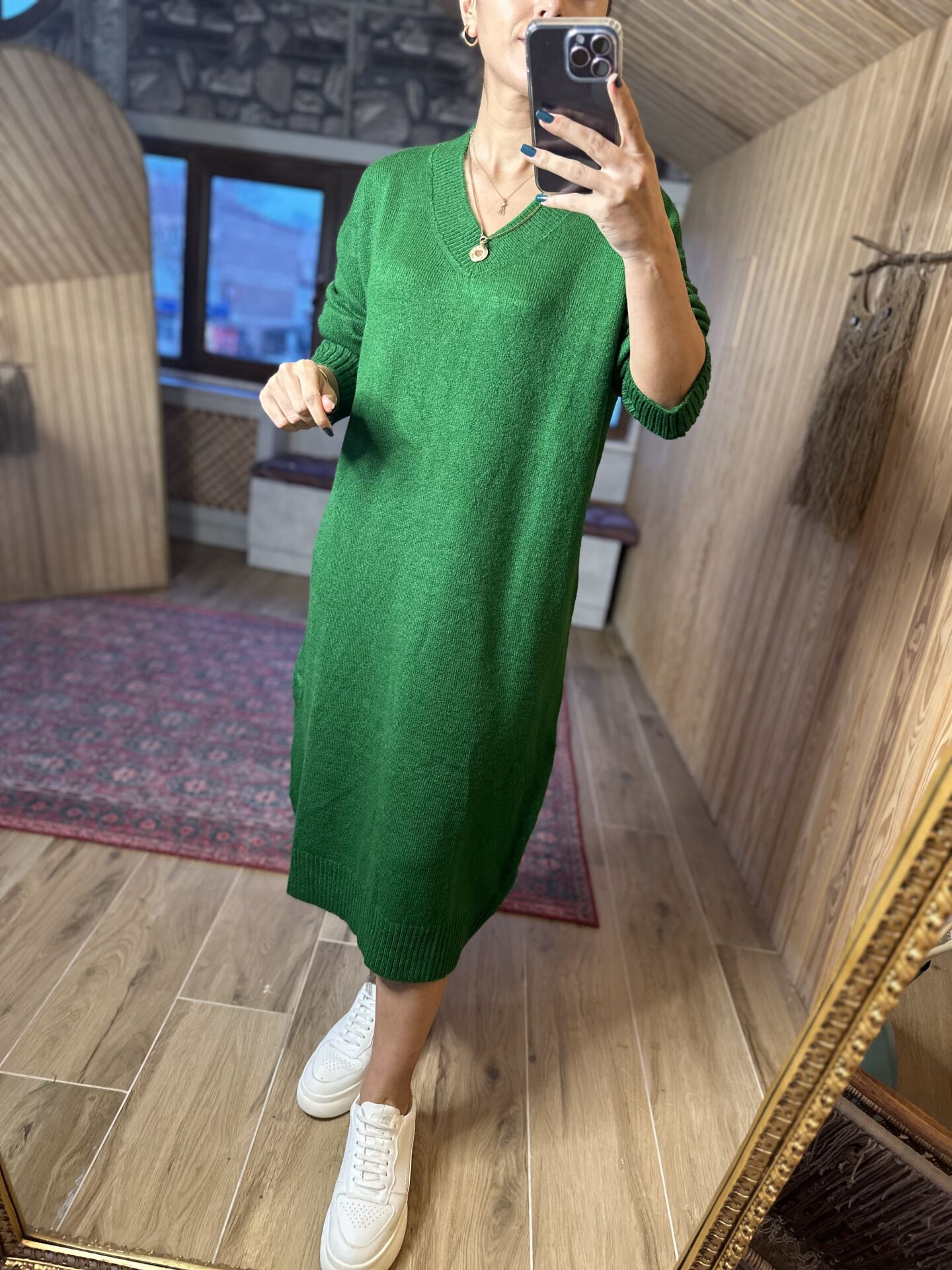 V yaka oversize yeşil triko elbise