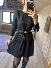 Anthrazitfarbenes Kleid mit Lederpaspelierung