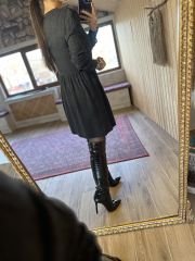 Anthrazitfarbenes Kleid mit Lederpaspelierung