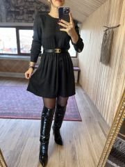 Anthrazitfarbenes Kleid mit Lederpaspelierung