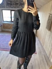 Anthrazitfarbenes Kleid mit Lederpaspelierung