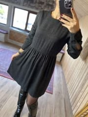 Anthrazitfarbenes Kleid mit Lederpaspelierung