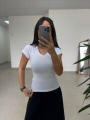 İv 011  V Yaka Beyaz Tişört
