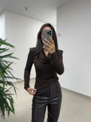 NP 1010 Degaje Yaka Kahve Taşlı Bluz