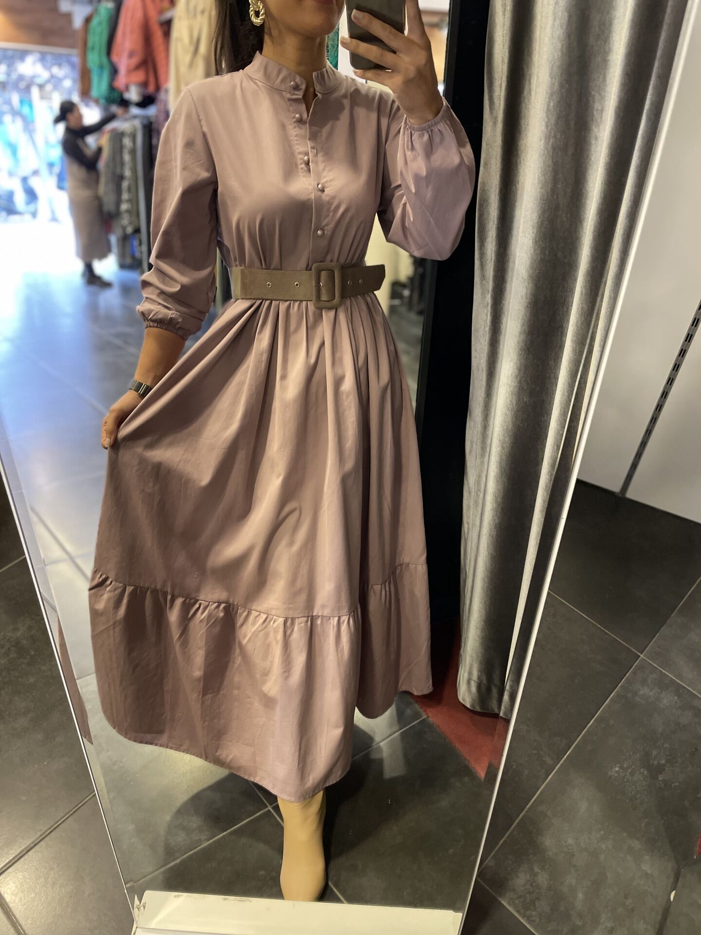 Lila düğmeli uzun elbise