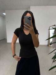 İv 011  V Yaka Siyah Tişört