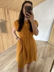 Senffarbenes Leinenkleid mit Schulterdetail
