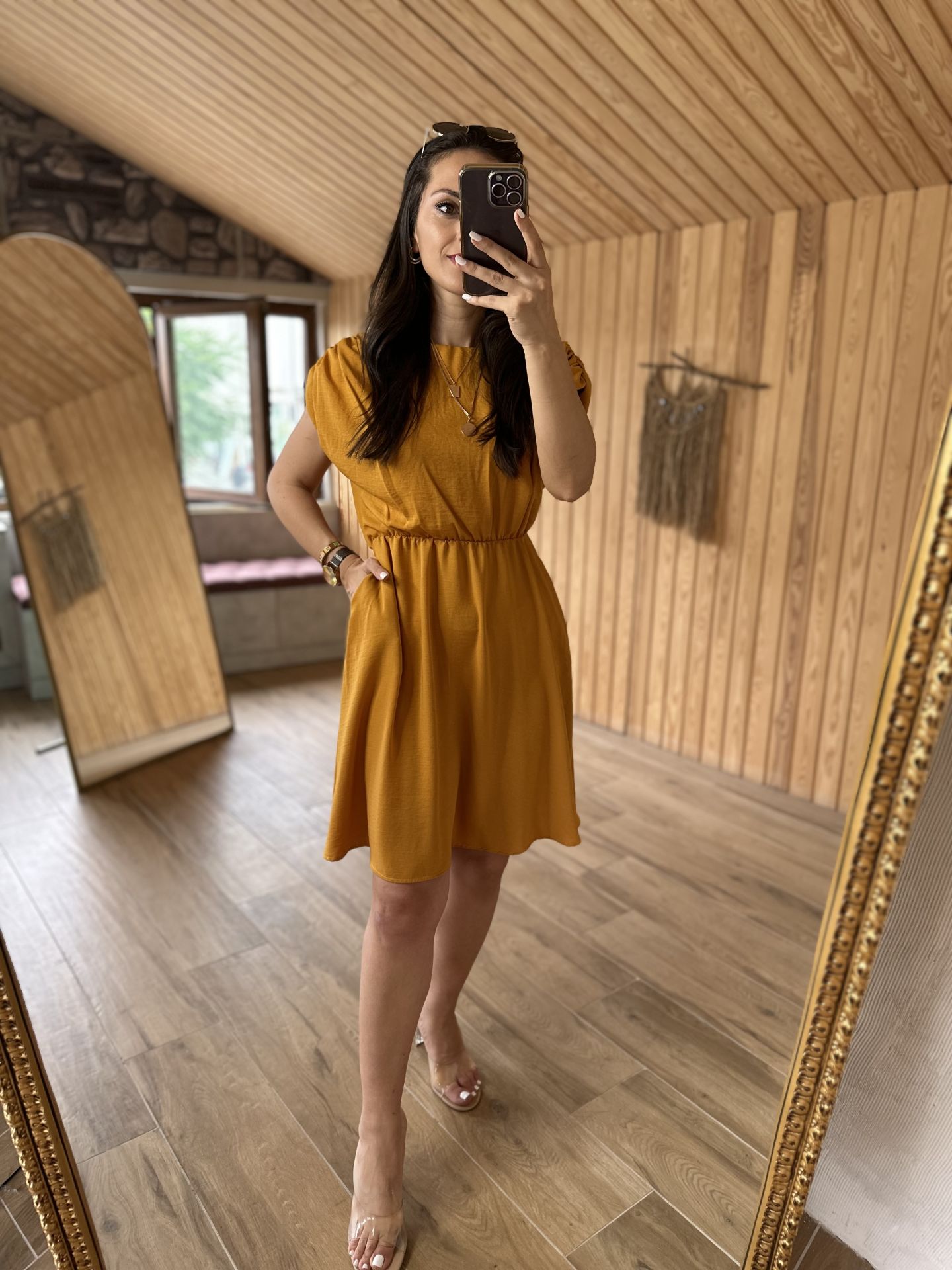 Senffarbenes Leinenkleid mit Schulterdetail