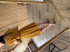 Senffarbenes Leinenkleid mit Schulterdetail