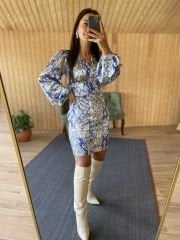 Mavi düğme detaylı saten elbise