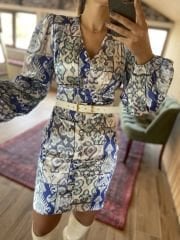 Mavi düğme detaylı saten elbise