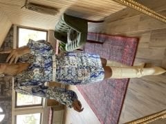 Mavi düğme detaylı saten elbise