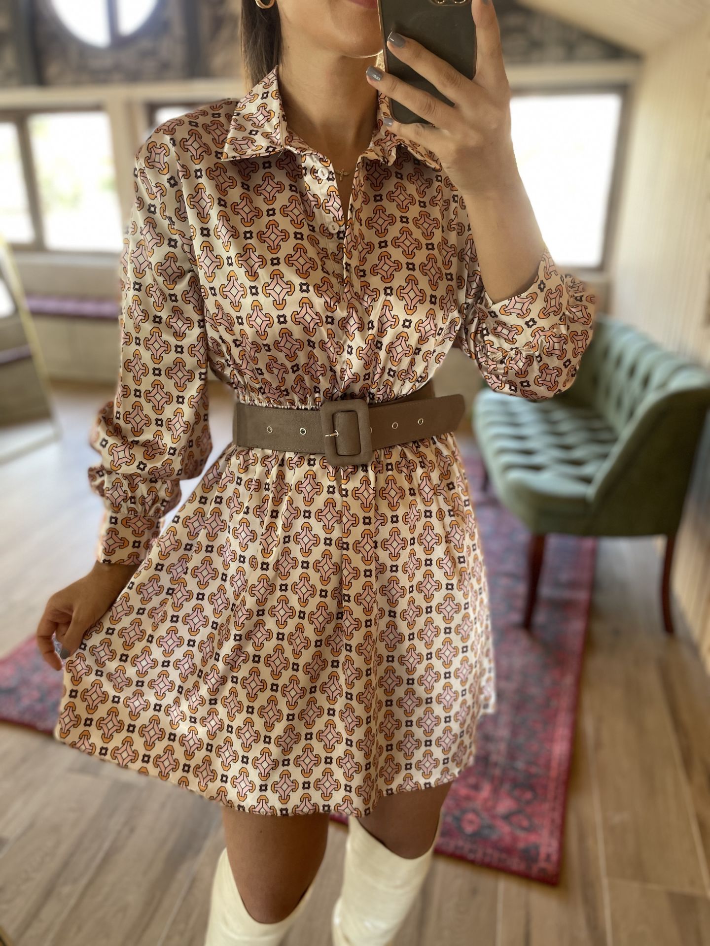 Balköpüğü saten yakalı elbise