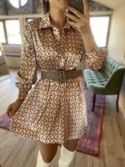 Balköpüğü saten yakalı elbise