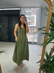 Frau Massi Model Khaki gestreiftes Leinenkleid
