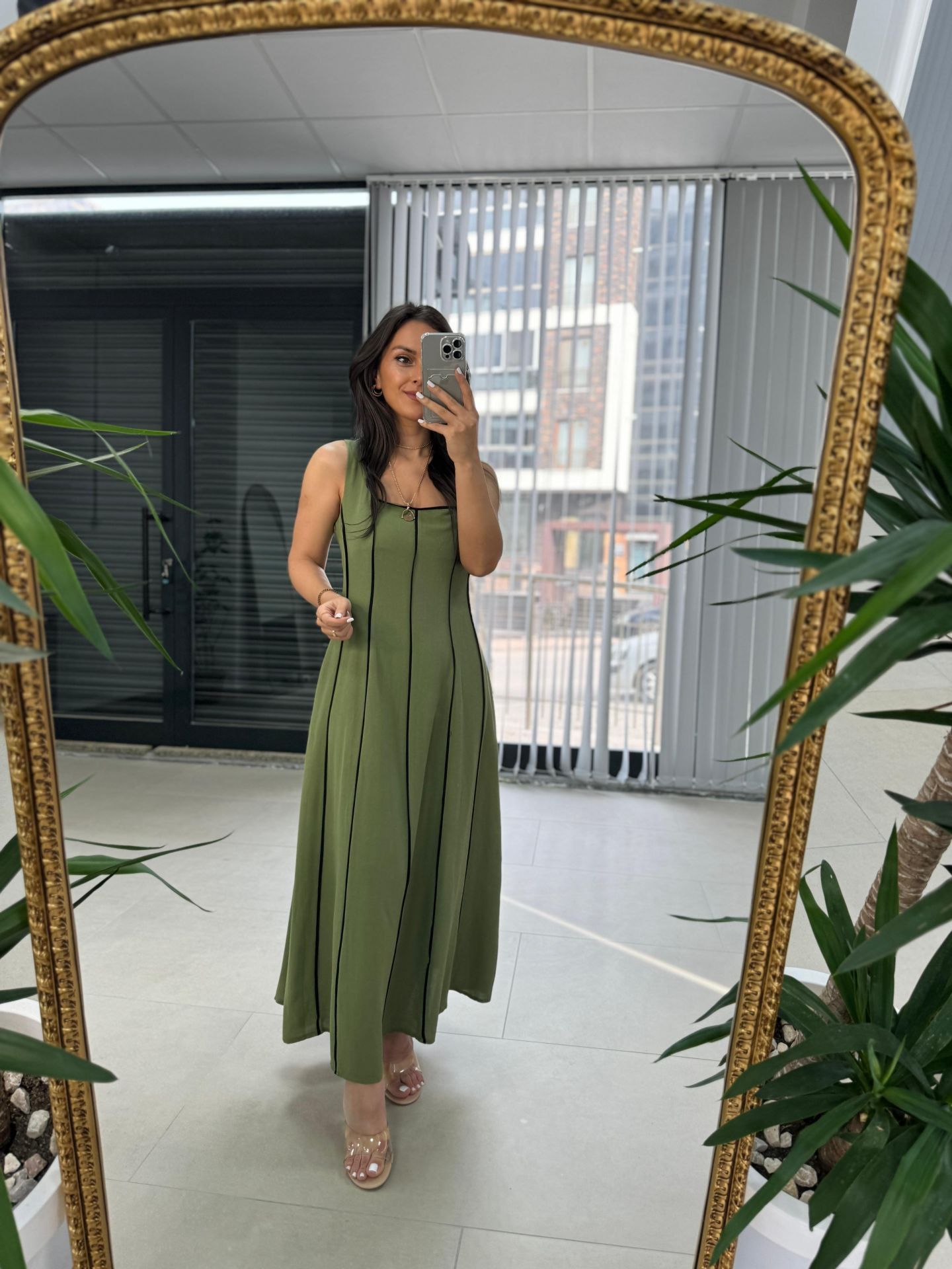 Frau Massi Model Khaki gestreiftes Leinenkleid