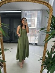 Frau Massi Model Khaki gestreiftes Leinenkleid