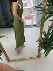 Frau Massi Model Khaki gestreiftes Leinenkleid