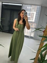 Frau Massi Model Khaki gestreiftes Leinenkleid
