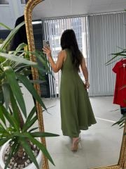 Frau Massi Model Khaki gestreiftes Leinenkleid