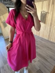 A pile kuşaklı pembe poplin elbise