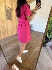 A pile kuşaklı pembe poplin elbise