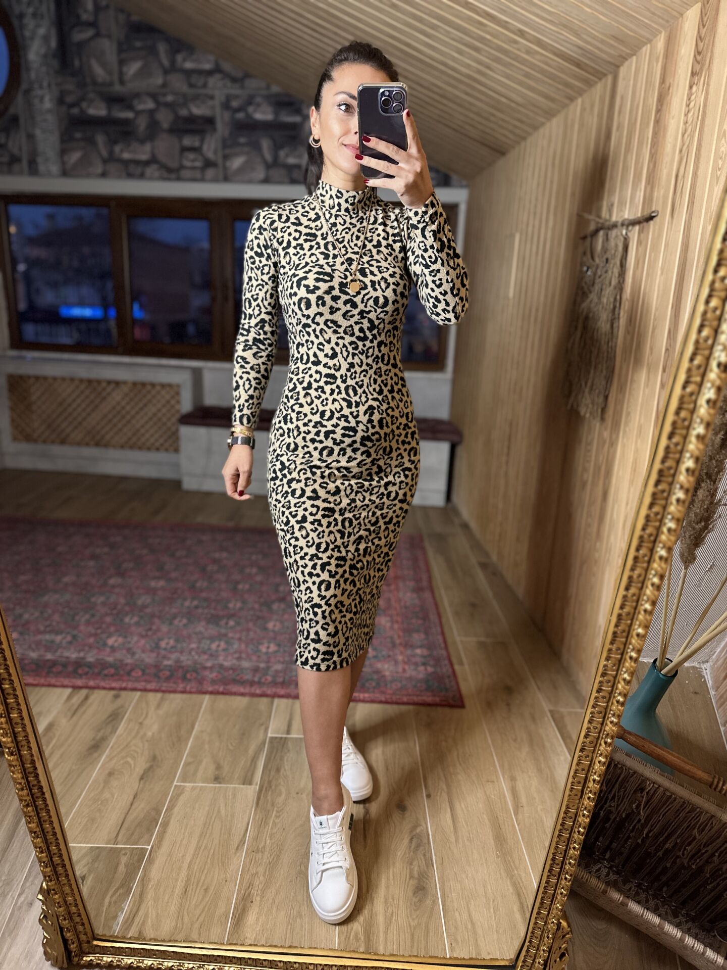 Neues weiches Bleistiftkleid im Leo-Design