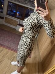 Neues weiches Bleistiftkleid im Leo-Design