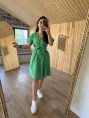 A pile kuşaklı yeşil poplin elbise