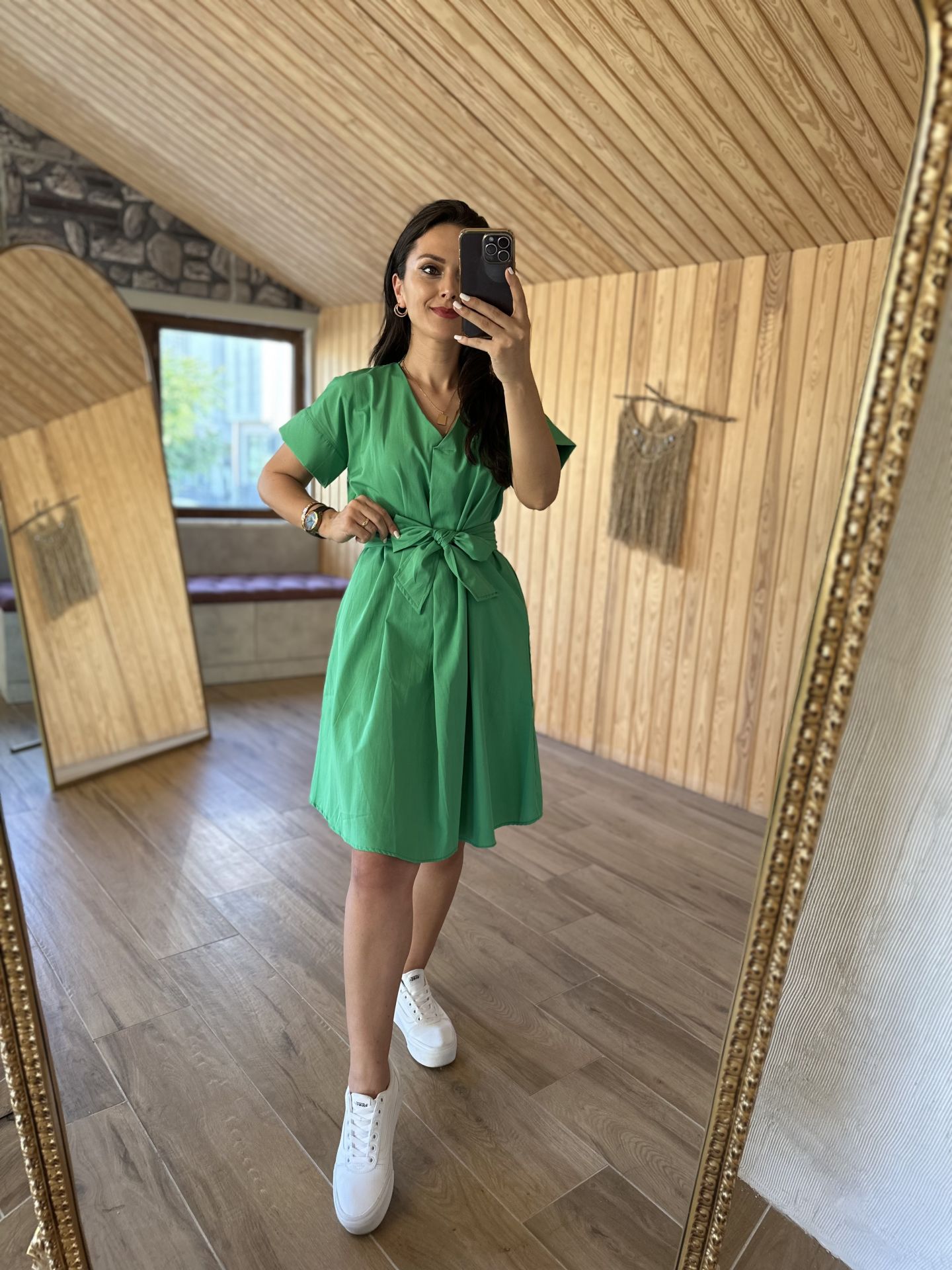 A pile kuşaklı yeşil poplin elbise