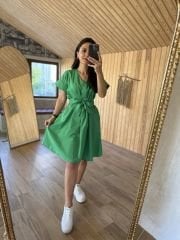 A pile kuşaklı yeşil poplin elbise