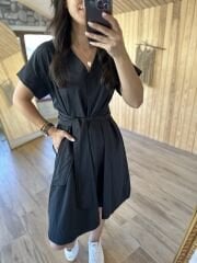 A pile kuşaklı siyah poplin elbise