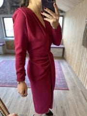Pflaumenfarbenes Midikleid mit Schlitz vorne