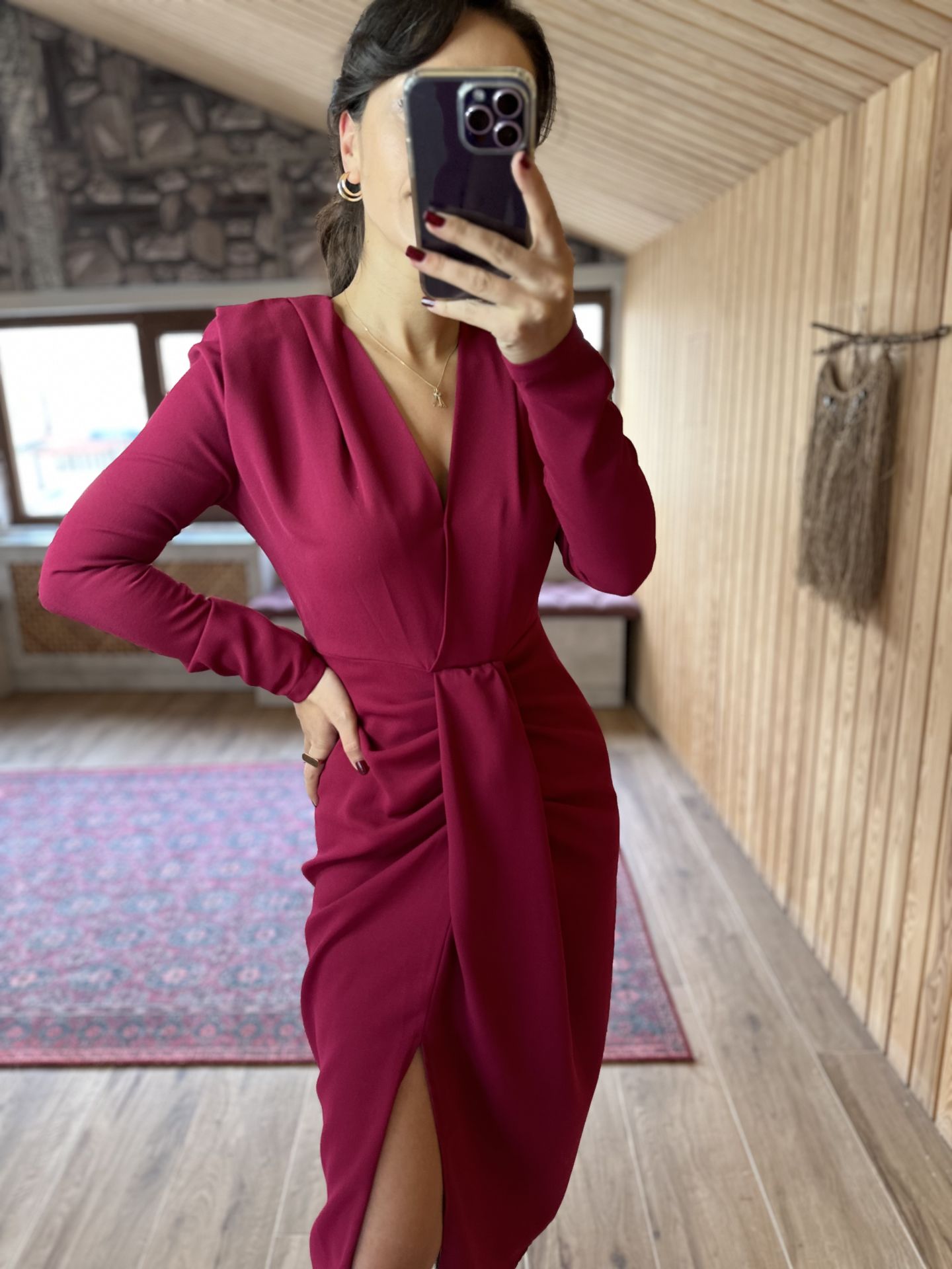 Pflaumenfarbenes Midikleid mit Schlitz vorne