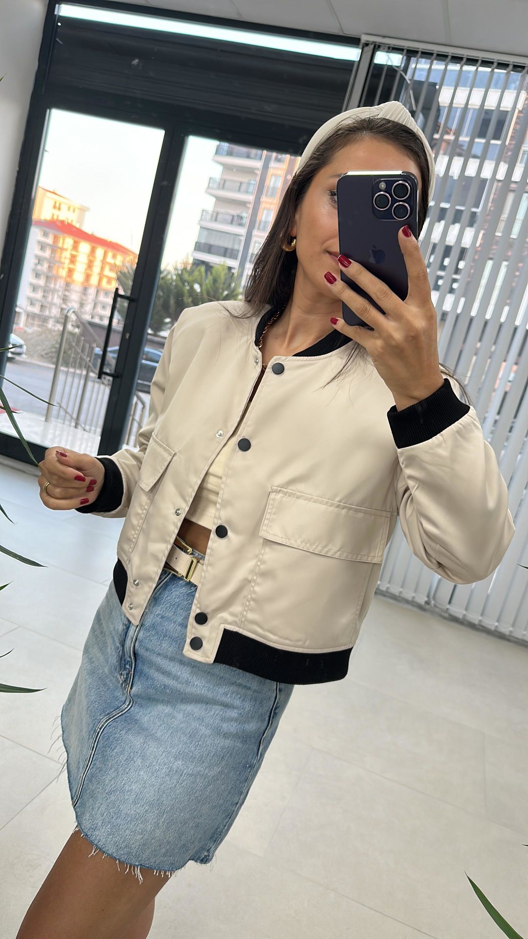 Beigefarbener Bombermantel mit Vordertaschen