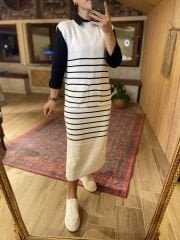 Kolsuz çizgili siyah beyaz triko elbise