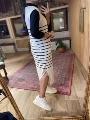 Kolsuz çizgili siyah beyaz triko elbise