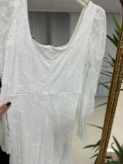 Weißes Spitzenkleid mit Mc-Brustkörbchen