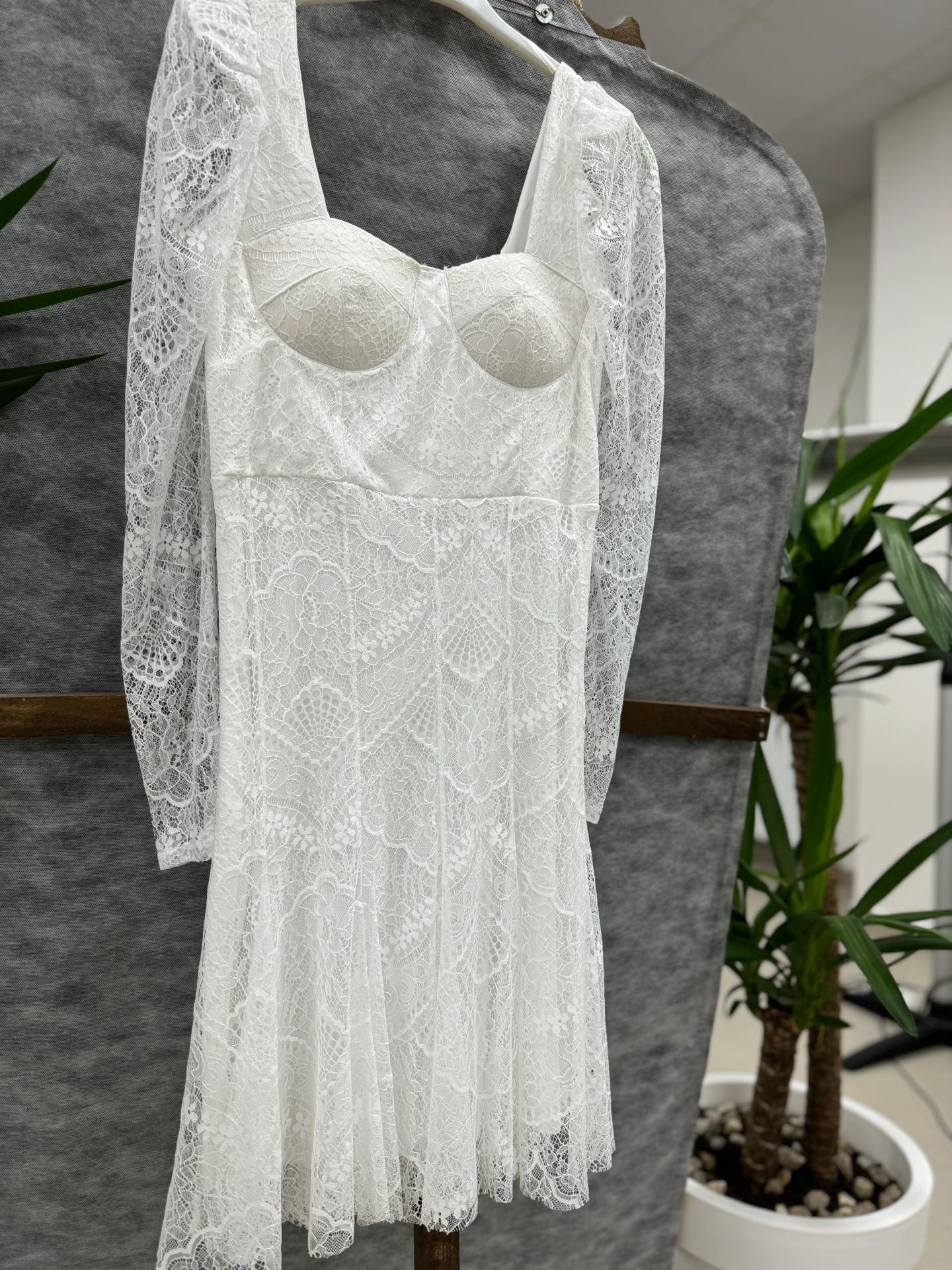 Weißes Spitzenkleid mit Mc-Brustkörbchen