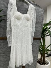 Weißes Spitzenkleid mit Mc-Brustkörbchen